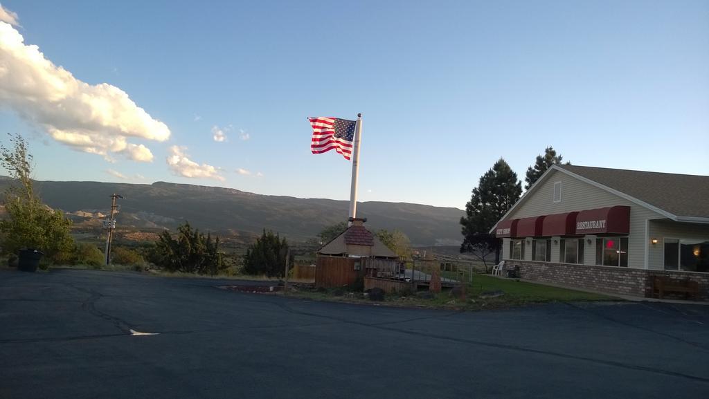 Broken Spur Inn & Steakhouse Torrey Exterior foto